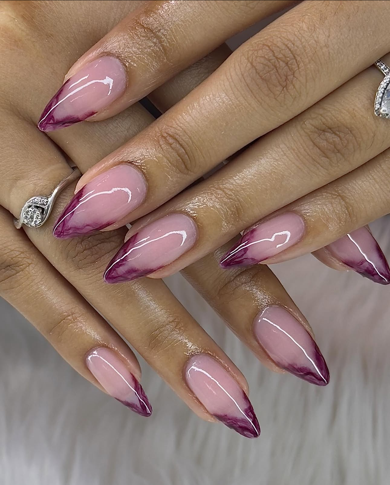 You are currently viewing Soft & Simple Almond Nails With Design for a Classy Finish
