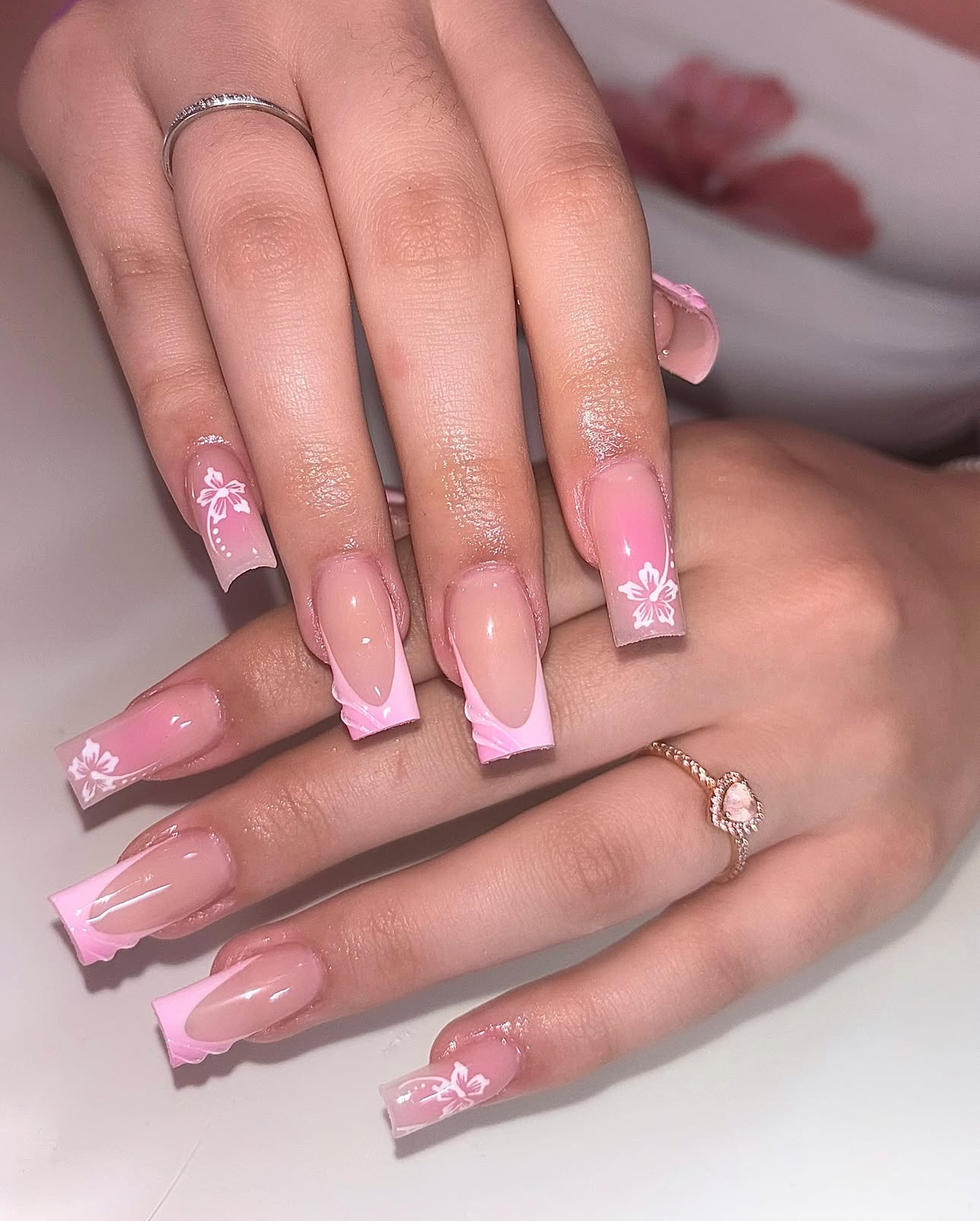 You are currently viewing Elegant Pink French Tip Nails That Never Go Out of Style