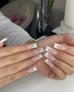 Read more about the article White French Tip with Design That Looks Effortlessly Chic