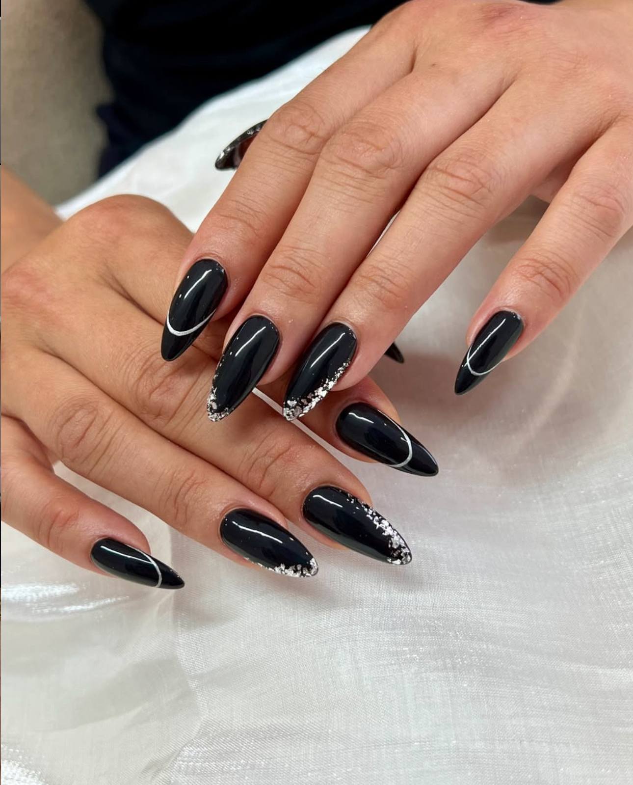 You are currently viewing Effortlessly Stylish Black Almond Nails Designs for Your Next Mani