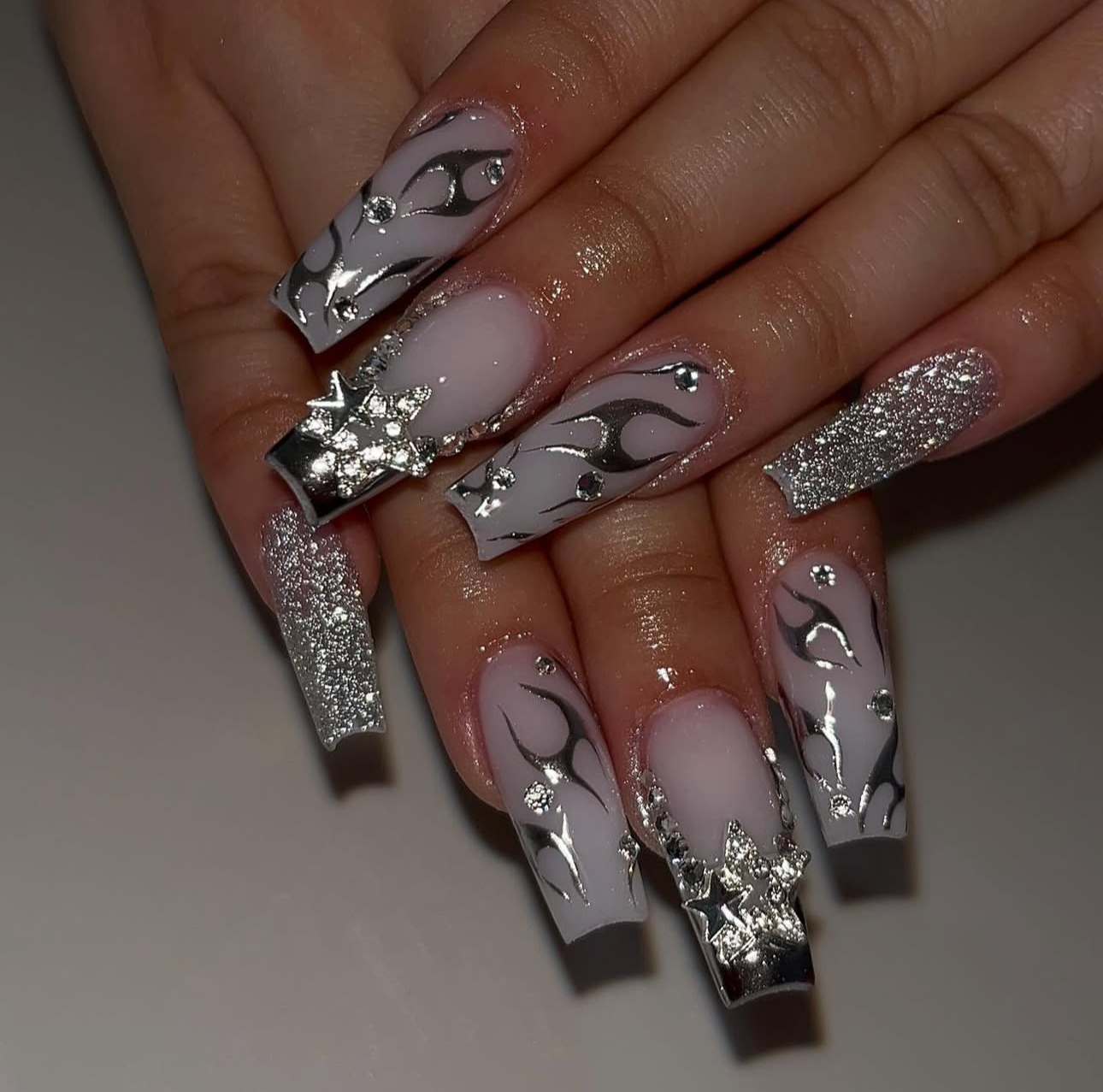 You are currently viewing White and Silver Birthday Nails That Scream Luxury