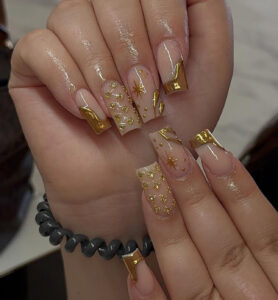 Read more about the article Planning Your Birthday Nails? These Gold Art Ideas Are Everything