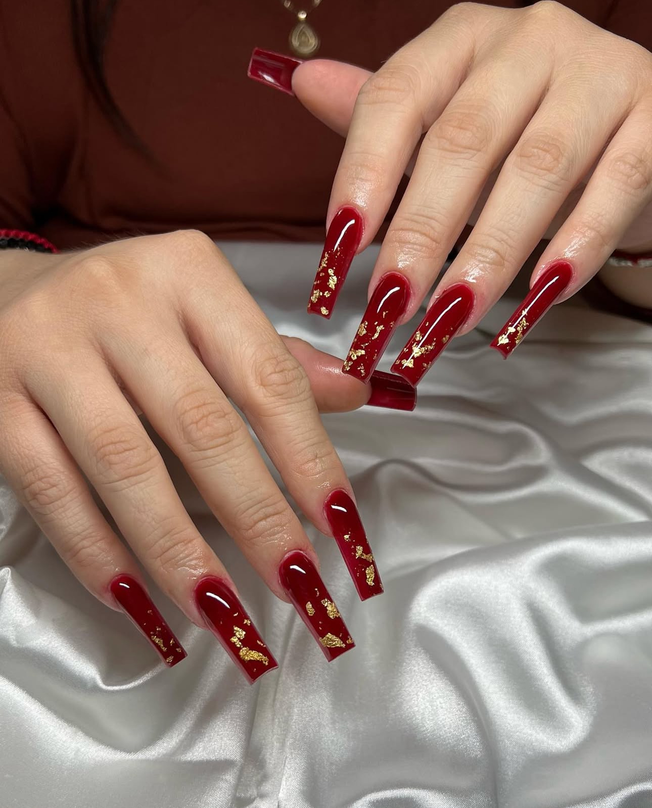 You are currently viewing Red Nails with Gold Design That Are Perfect for Birthdays & Holidays