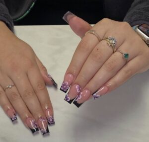 Read more about the article Black Spring Nails That Prove Dark Can Still Be Fresh & Feminine
