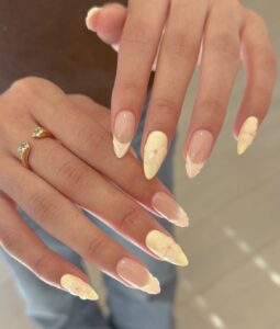 Read more about the article Cute Yellow French Tip Nails That Are Perfect for Spring & Summer