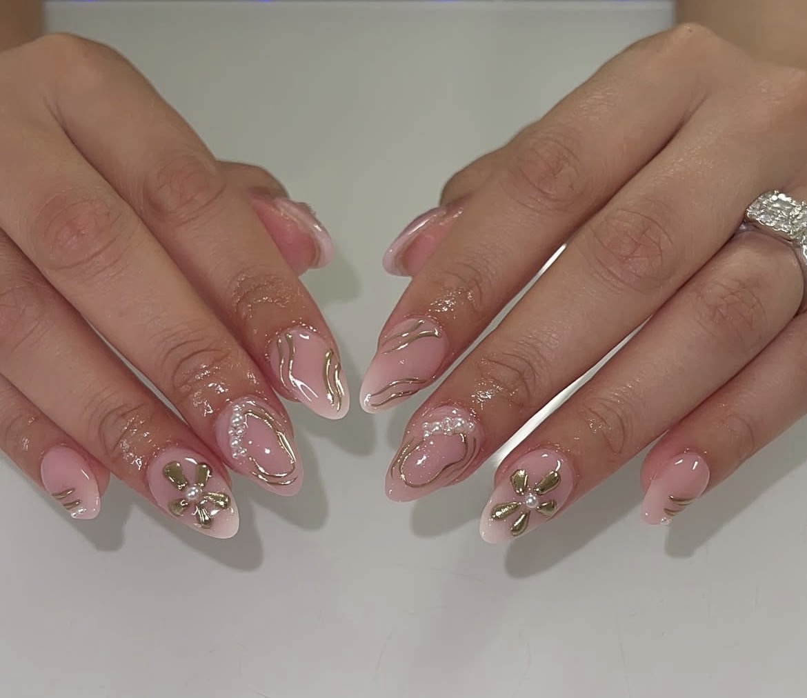 You are currently viewing Chrome Almond Nails That Are Perfect for Any Occasion