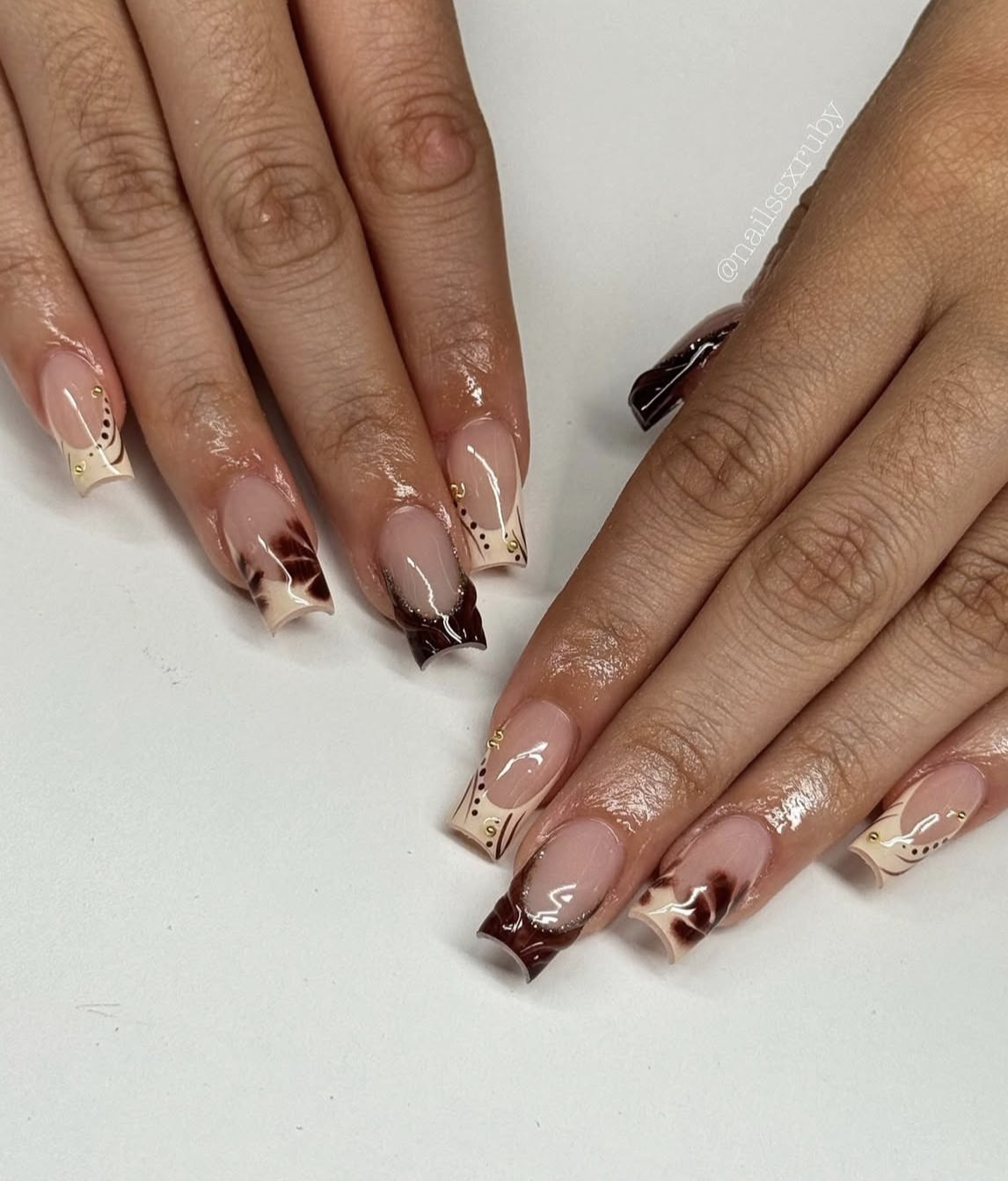 You are currently viewing Brown French Tip Nails That Are Perfect for Sweater Weather