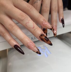 Read more about the article Cute and Cozy Almond Fall Nails That Everyone Will Be Asking About