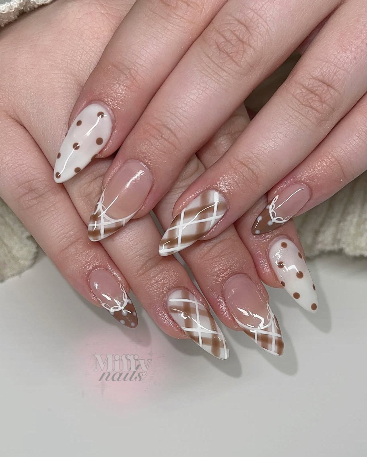 You are currently viewing Cozy Fall Nail Ideas That Will Match Your Autumn Outfits Perfectly
