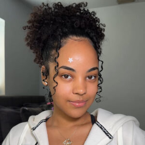 Read more about the article Easy Curly Hairstyles for Black Women That Take 5 Minutes or Less
